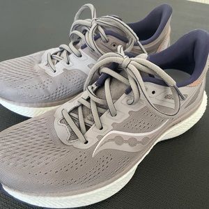 Saucony Hurricane 23